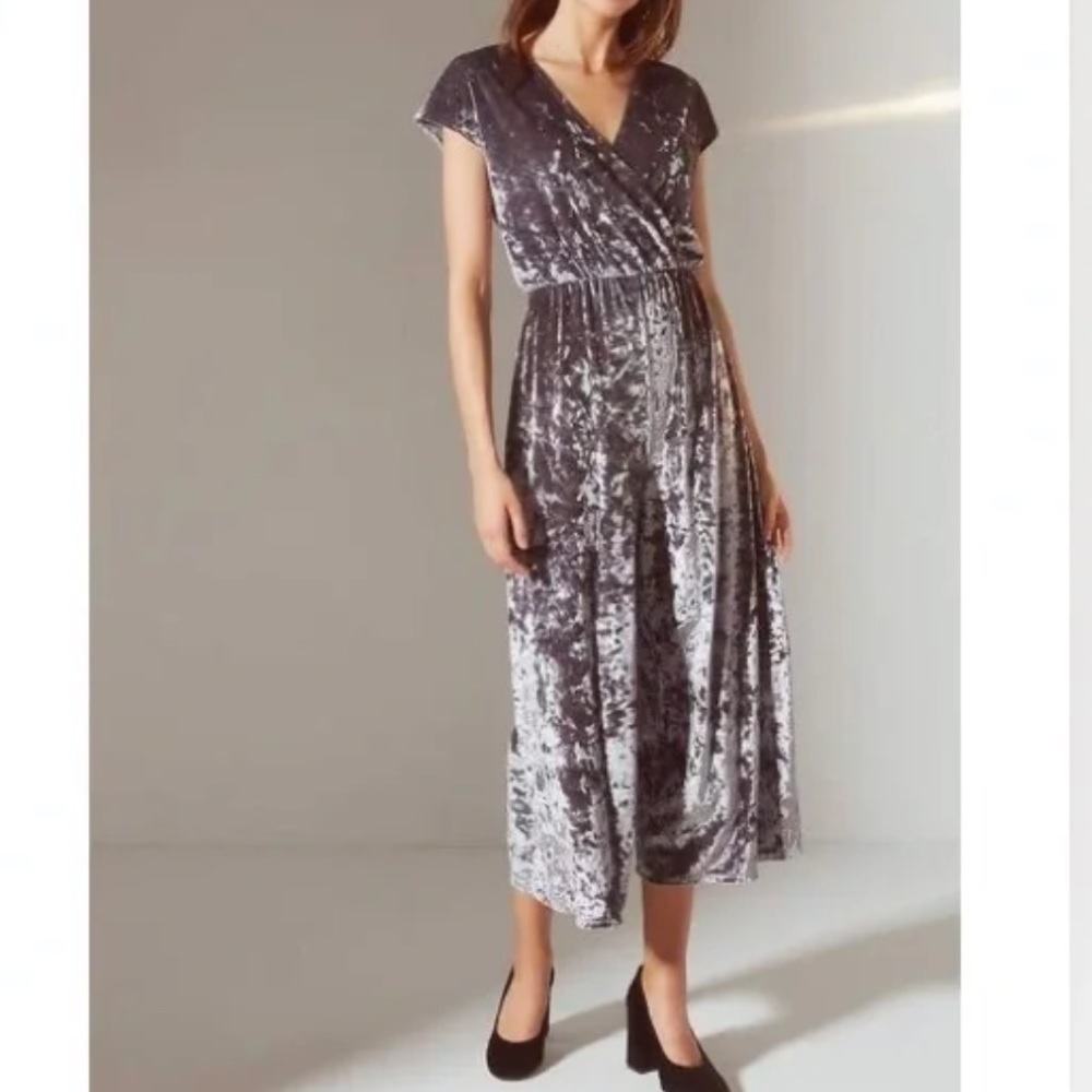 Urban Outfitters Women’s Silver Velvet Jumpsuit, Cropped, Wide Leg, V Neck sz Sm